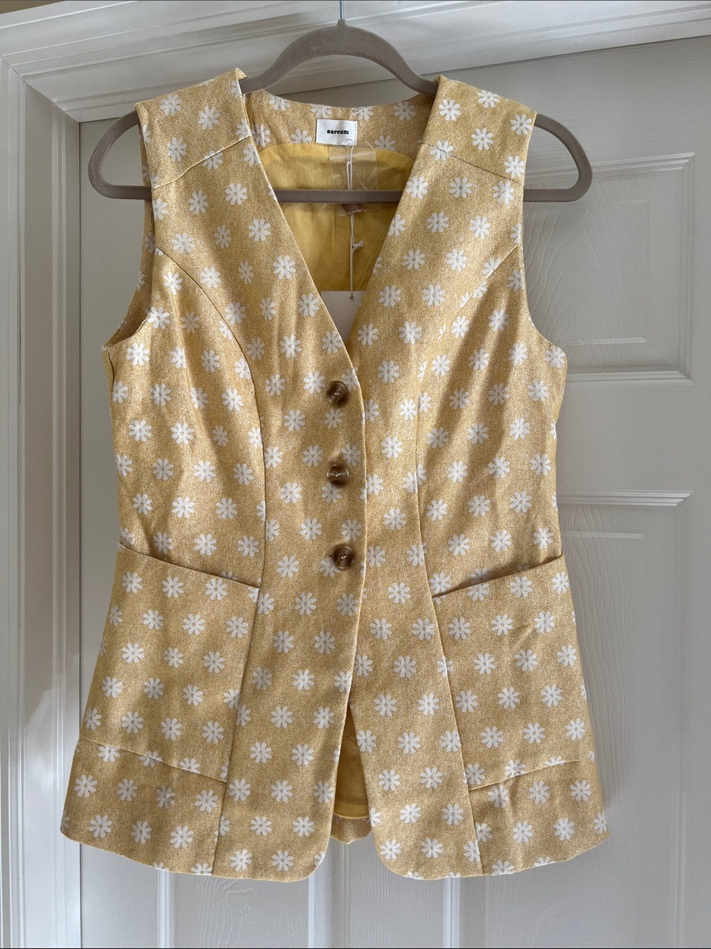 AUREUM Yellow Daisy-Print Sleeveless Button Vest